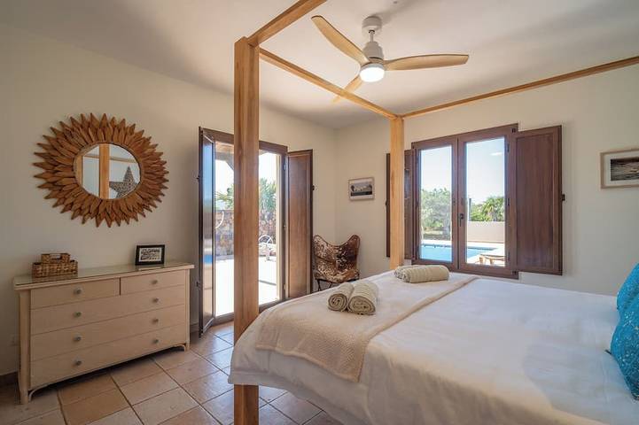 Villa Lajares de luxe, isolée et spacieuse, piscine chauffée privée et magnifique jardin in Lajares, La Oliva
