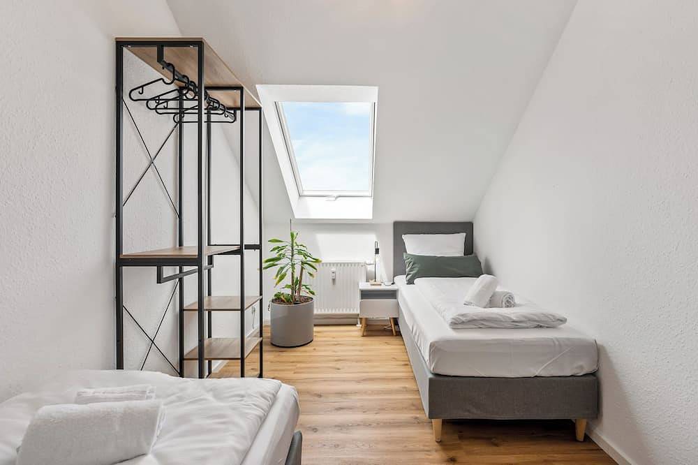 Ganze Wohnung, Ferienwohnung Hirschegg, 2 x Bad 5Z 10 Betten Küche 2 Parkplätze, Wlan in Bad Friedrichshall, Kurpfalz