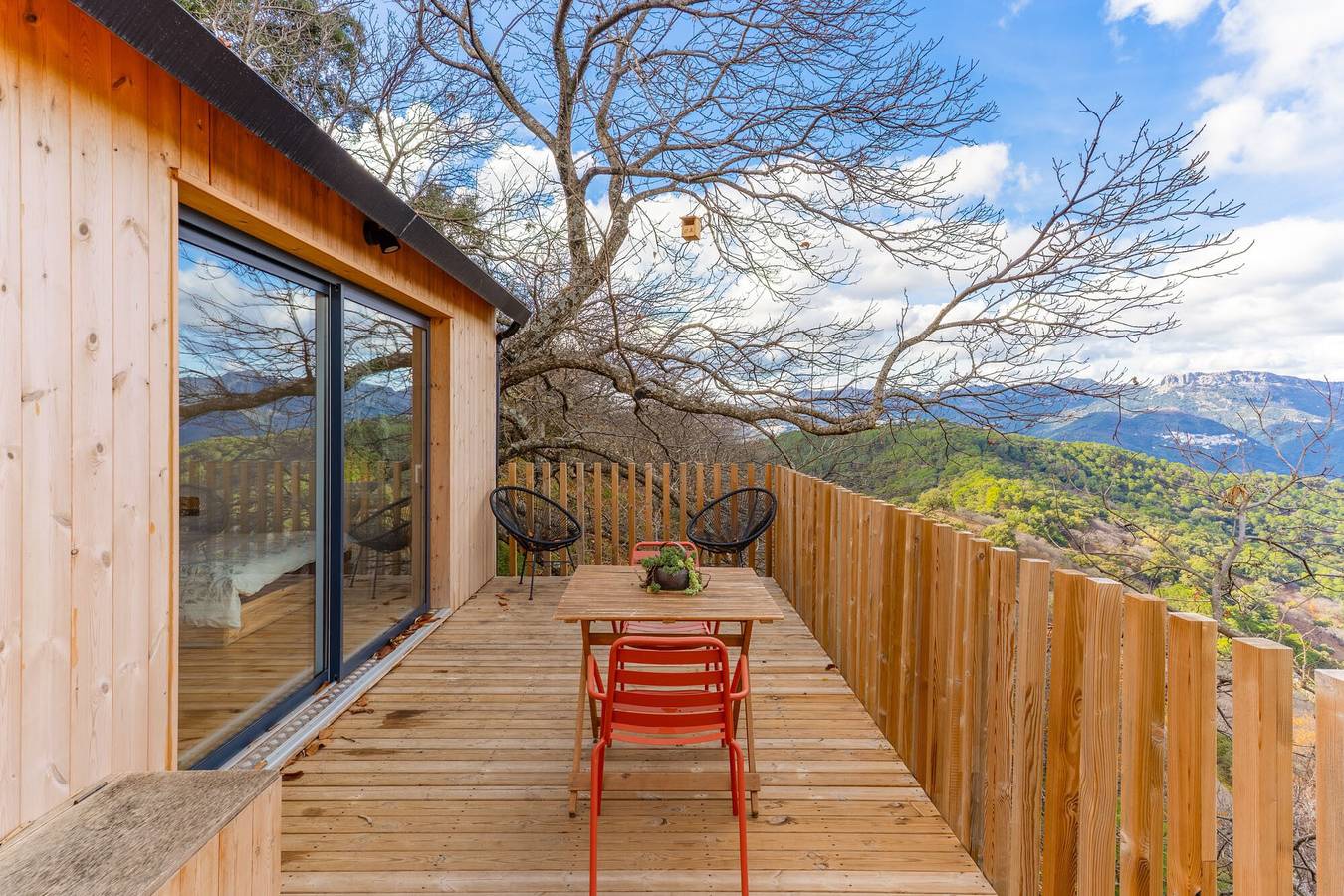 Cabaña 'Mirlo Blanco' con vistas a la montaña, piscina compartida y terraza privada in Jubrique, Provincia de Málaga