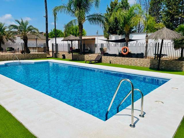 Hotel para 3 personas, con piscina además de jardín y vistas, Se admiten mascotas - 1