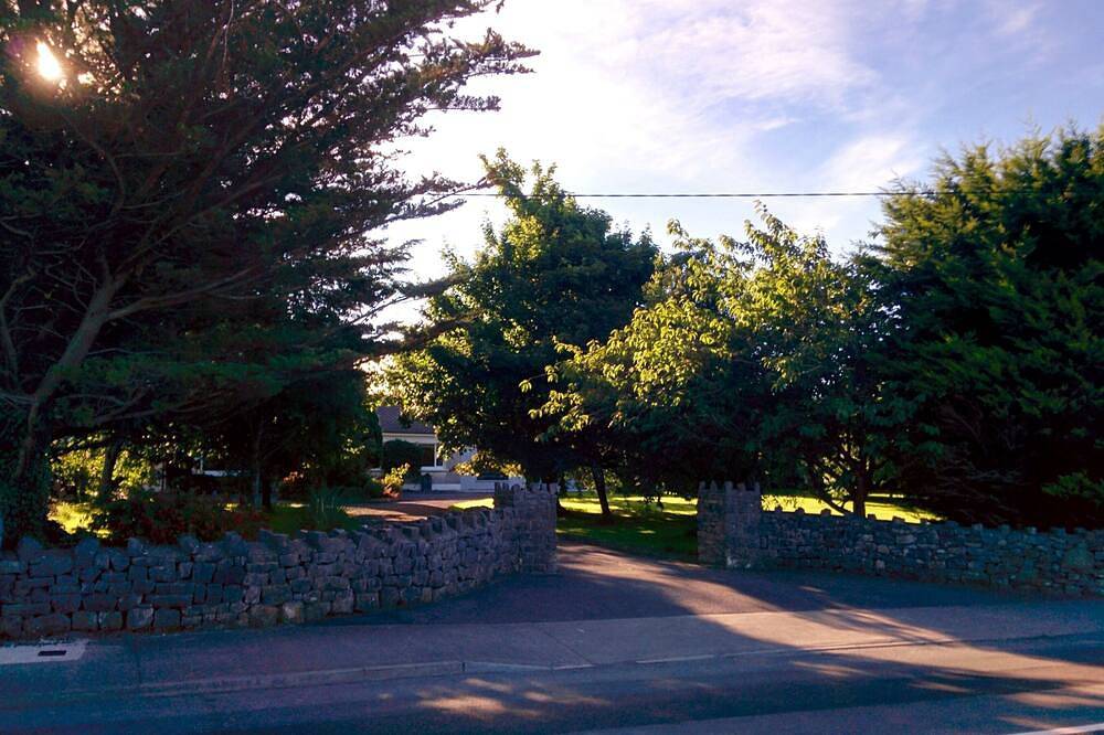 Entire apartment, Spacious Contemporary Chalet Type Apartment in Galway, Lough Corrib