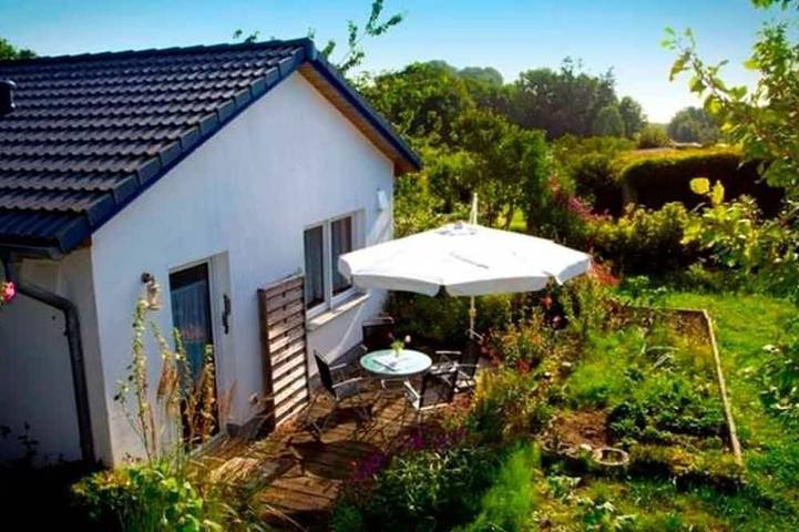 Bungalow für 4 Personen, mit Terrasse und Garten in Sassnitz