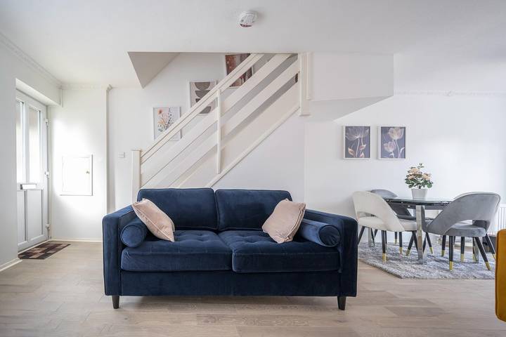 2-Bed House, Sleeps 6, Parking in Dartford, Kent