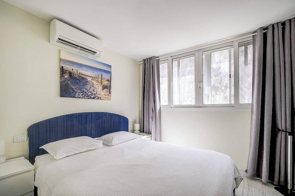 Entire apartment, Le Lido, Spectacular Beachfront Cap Ferrat in Saint-Jean-Cap-Ferrat, Nice region