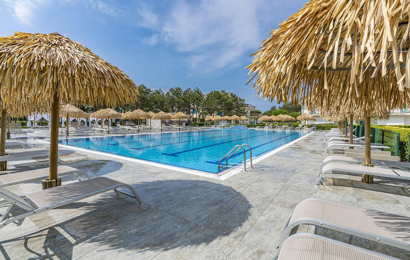 Ganze Ferienwohnung, Rückzugsort am Strand mit Pool, Terrasse & AC - 600m zum Strand in Bibione, Venedig Provinz