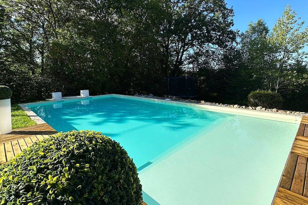 Piscine chauffée et Salle de jeux, maison de caractère rénovée, calme et nature in Chamboulive, Région de Tulle