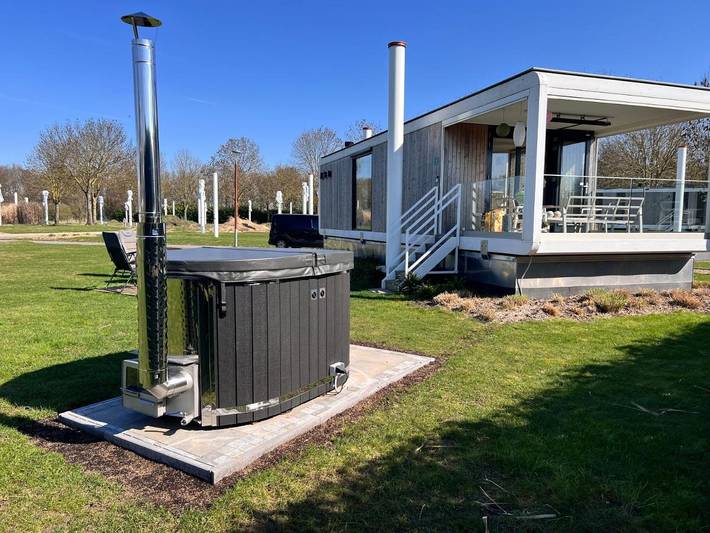 Vakantiehuis voor 2 personen, with Balkon and Terras as well as Whirlpool and Tuin in Roermond