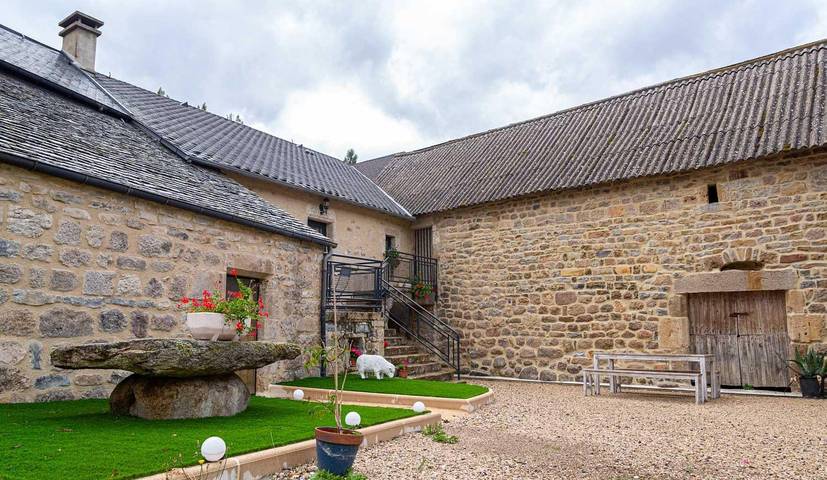 Gîte pour 6 personnes, avec Terrasse ainsi que Jardin et Vue à Saint-Étienne-du-Valdonnez