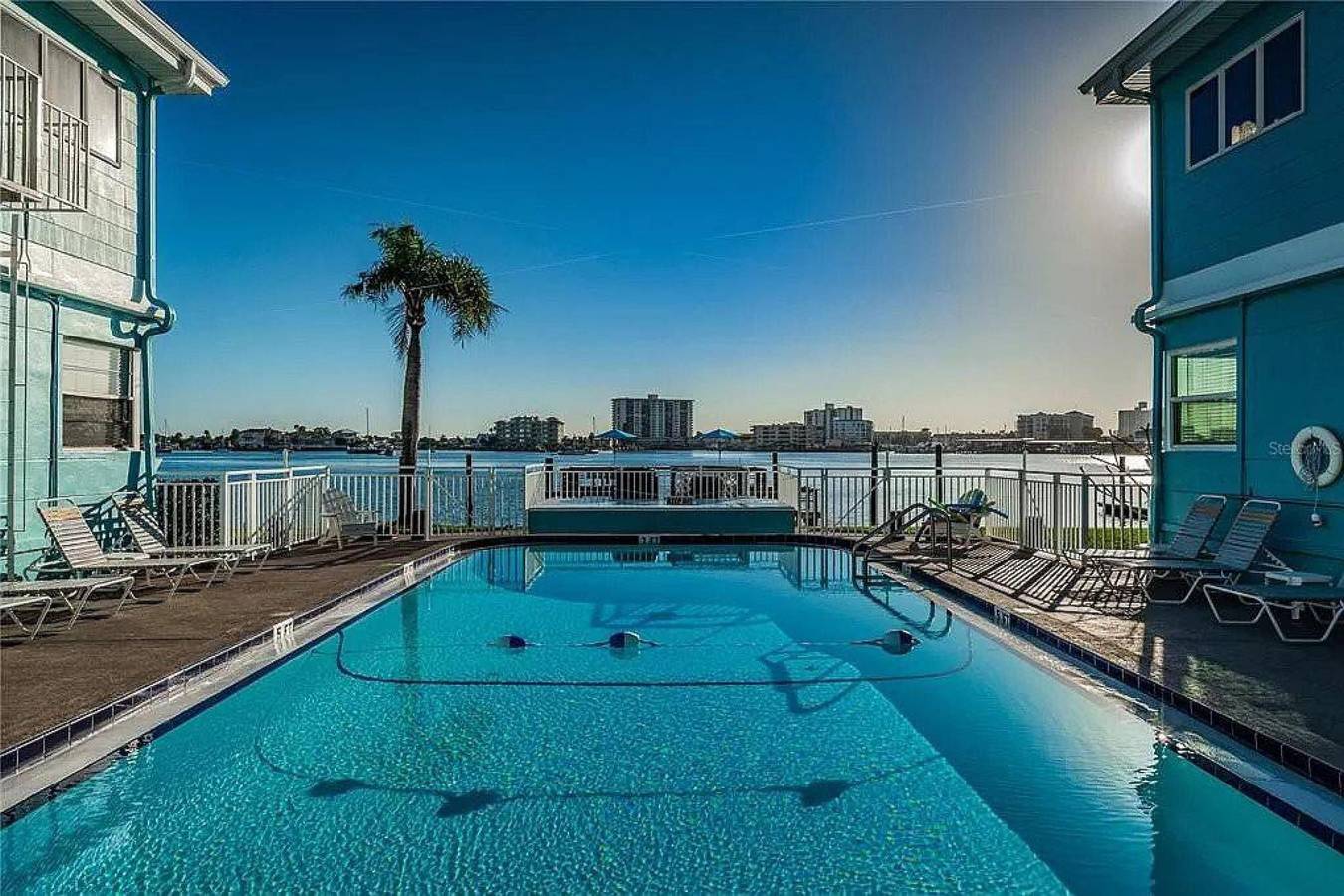 Apartamento entero, The Seashell Suite w  Private Balcony Walk 2 Beach in Clearwater Beach, Clearwater