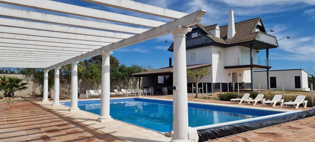 Casa rural para 15 personas, con piscina además de balcón y jardín en Montoro