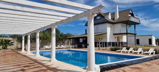 Casa rural para 15 personas, con balcón además de jardín y piscina en Montoro