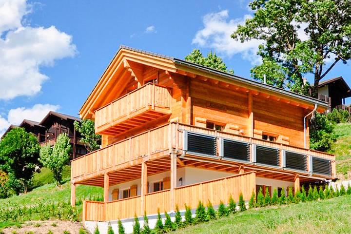 Ferienhaus für 8 Personen, mit Balkon und Terrasse sowie Ausblick in Ernen
