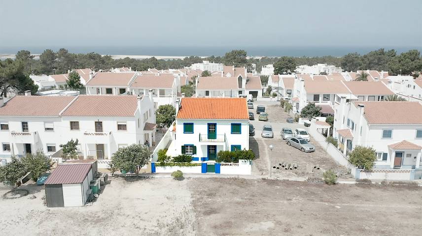 Casa de férias "Casa Lagoa Mar" junto à praia e lagoa, com terraço privado e Wi-Fi in Costa Alentejana