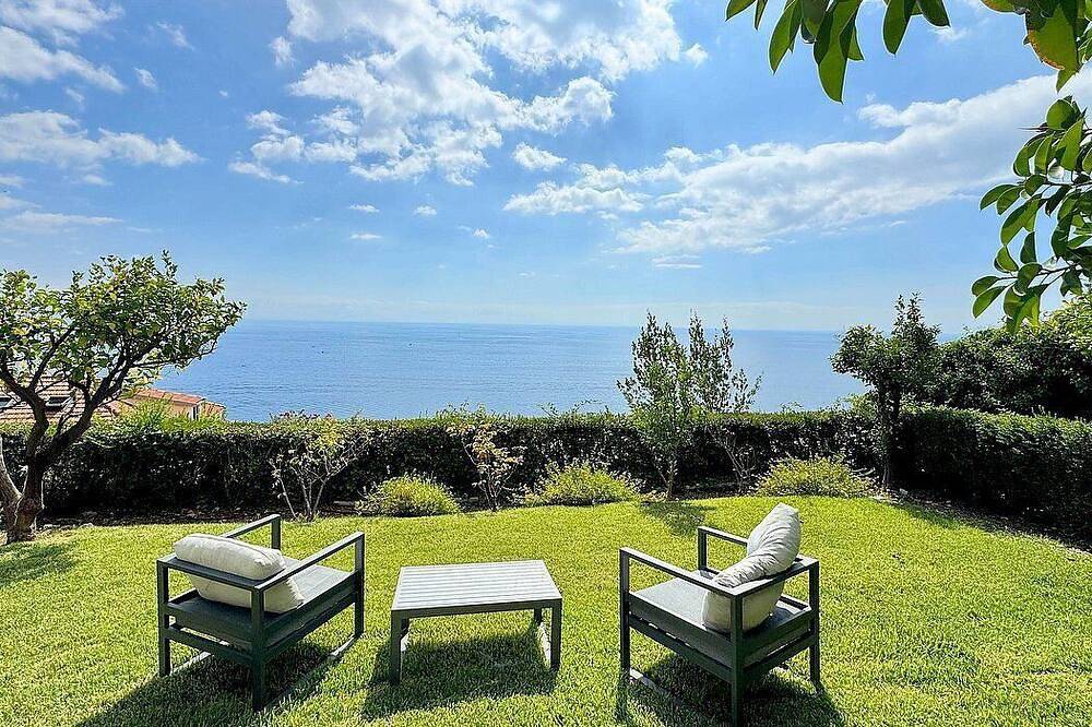 Villa Elidea D: An elegant and welcoming apartment which faces the sun and the sea, with Free Wi-Fi. in Spiaggia Duoglio, Amalfi