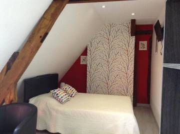 Chambre d’hôte pour 2 personnes, avec terrasse ainsi que piscine et vue à Valennes