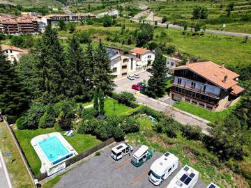 Gîte pour 4 personnes, avec piscine ainsi que jardin et vue à Bagà