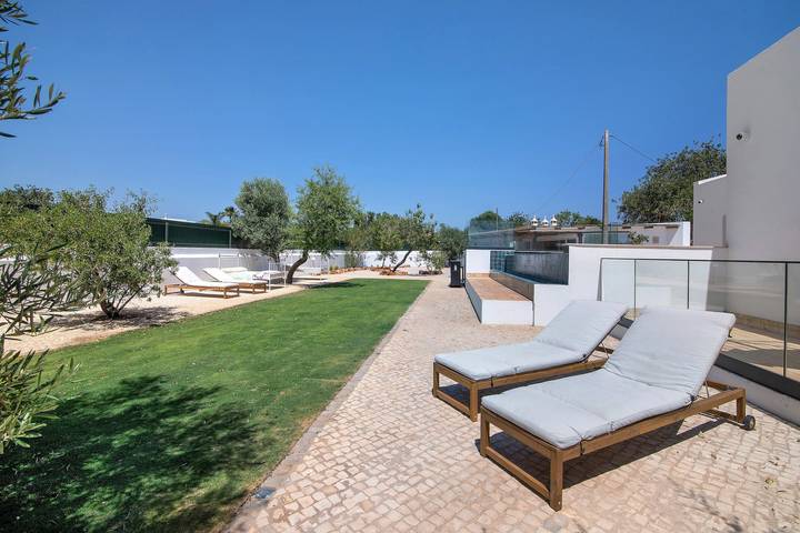 Appartement entier, Appartement 'Monte Gerações 5' avec piscine partagée, Wi-Fi et climatisation in Almancil, Quarteira
