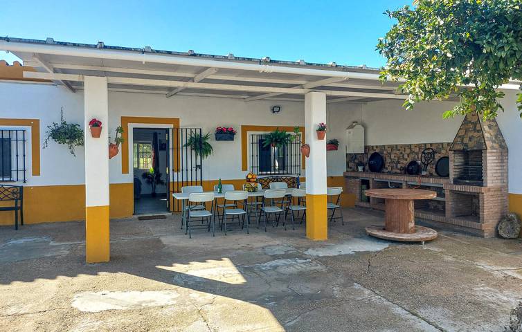 Apartamento para 15 personas, con jardín además de terraza y piscina en San José del Valle