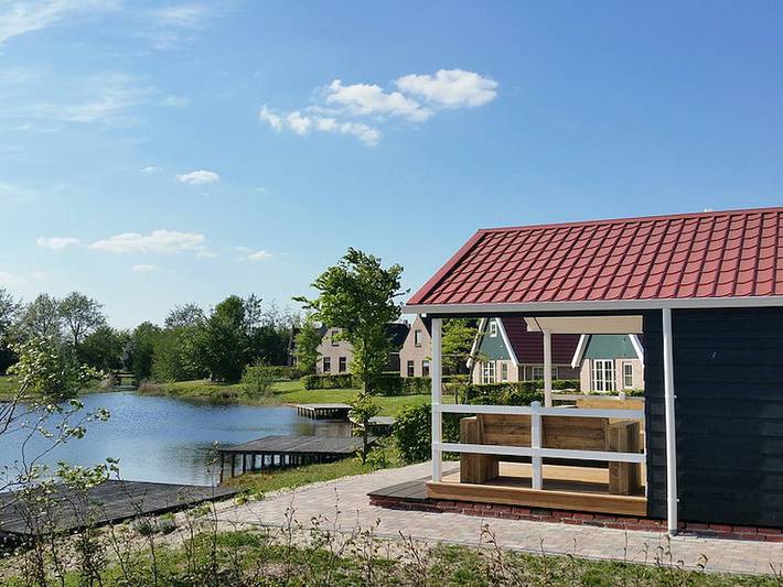 Chalet für 4 Personen, mit Balkon/Terrasse und Terrasse sowie Garten und Pool