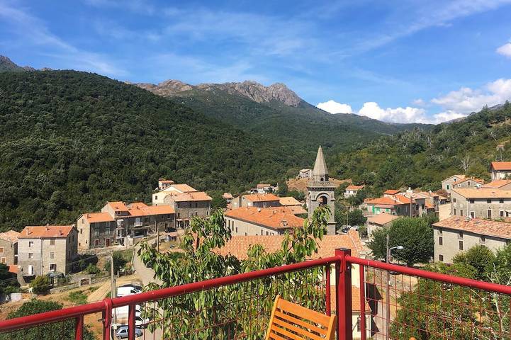 Gîte pour 4 personnes, avec jardin et piscine à Frasseto
