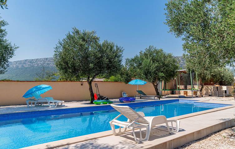 Charmantes Apartment, 1,5 km vom Strand entfernt: Gemütliches Apartment mit Pool und Terrasse in Ston, Dubrovnik-Neretva