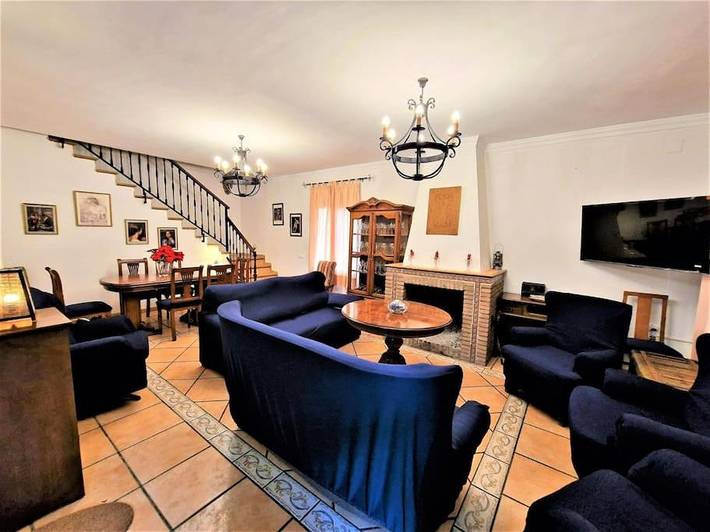 Casa de vacaciones para 12 personas, con jardín y terraza además de vistas y piscina - 1