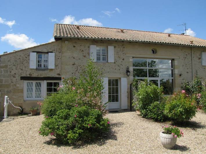 Gîte pour 4 personnes, avec terrasse ainsi que piscine et jardin