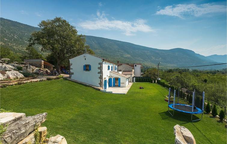 Charming 220m² Apartment with Pool, Wi-Fi & River Access in Kršan, Eastcoast Istria