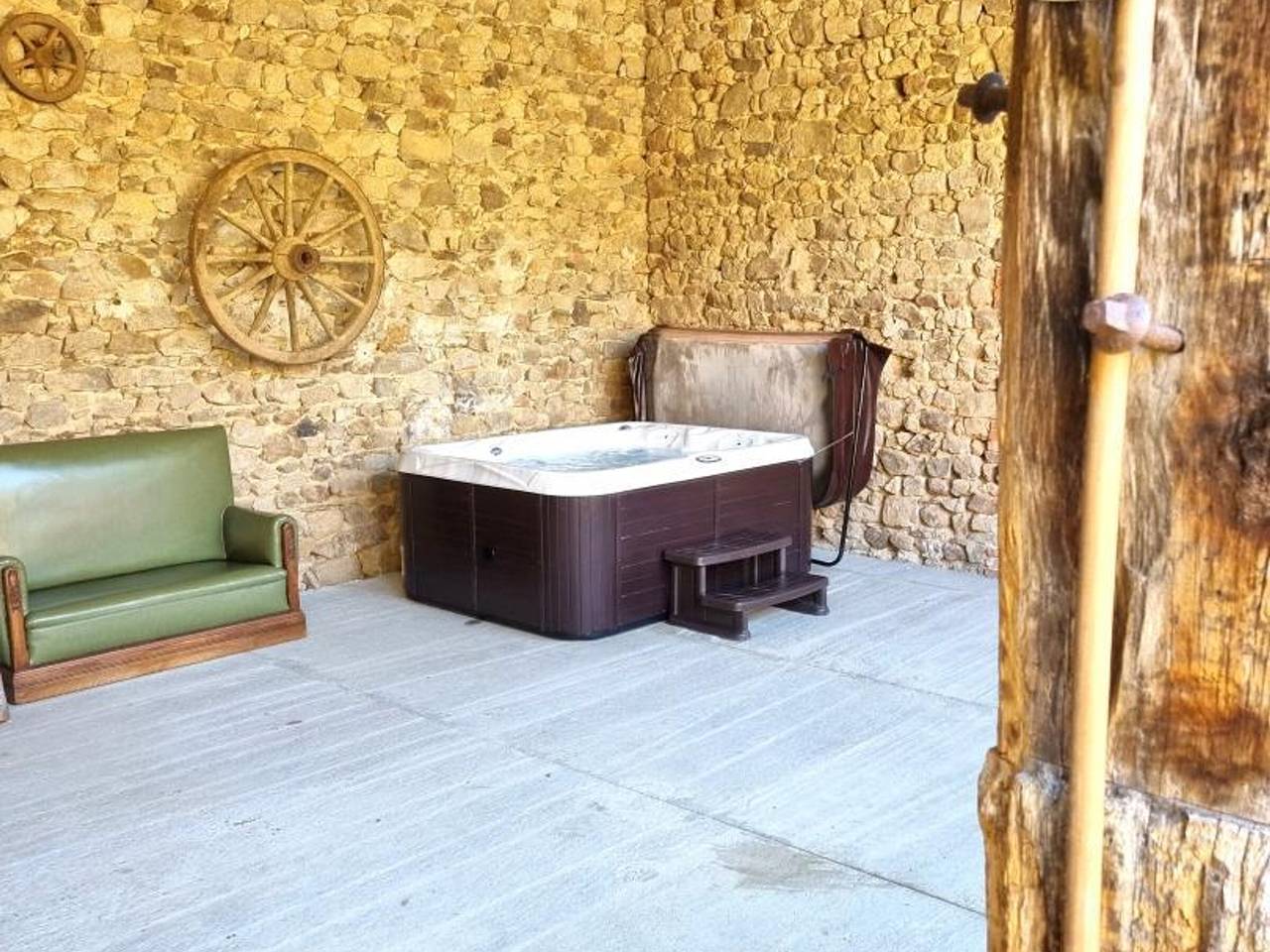 Gîte spacieux avec spa et jardin pour 10 personnes in Saint-Denis-sur-Coise, Montbrison