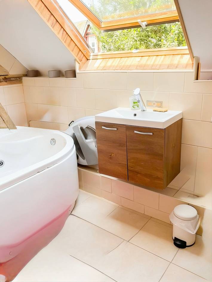 Apartamento inteiro, Apartamento 'Escapade Bien Être Balnéo' com Varanda e Wi-Fi in Ravenel, Rio Oise