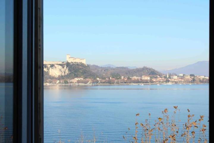 Appartamento per 3 persone, con Balcone e Terrazza nonché Panorama e Vista lago a Comune di Arona