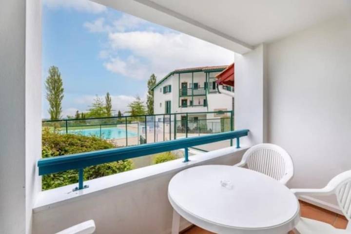 Gîte pour 4 personnes, avec vue ainsi que terrasse et piscine, animaux acceptés à Arcangues - 3