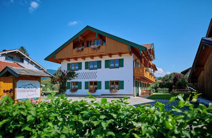 Ferienwohnung für 4 Personen, mit Balkon und Terrasse sowie Garten und Pool