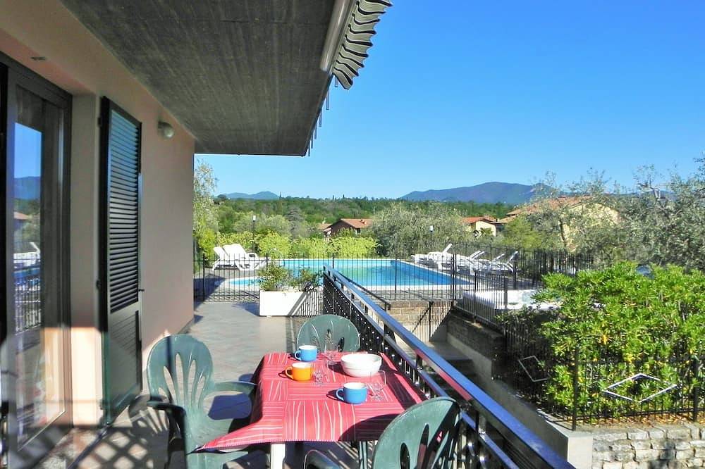 Ganze Wohnung, Apartment with swimming pool and soccer field parking lot with gate in Manerba del Garda, Gardasee-Berge