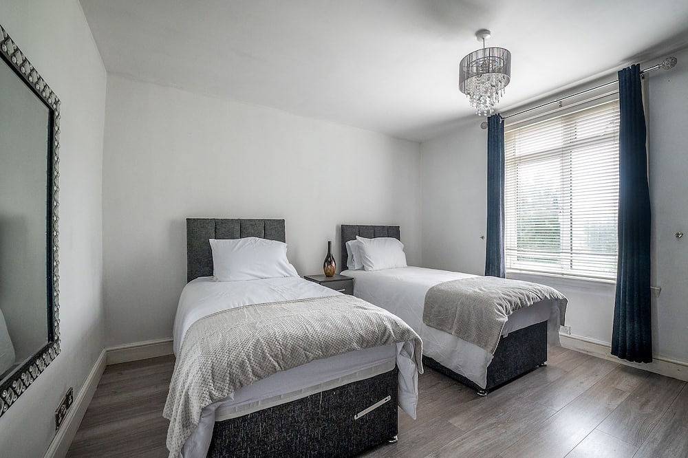 The Spetchley- 5 Bedroom, 10 Guests , Private Parking in Worcester, Worcestershire