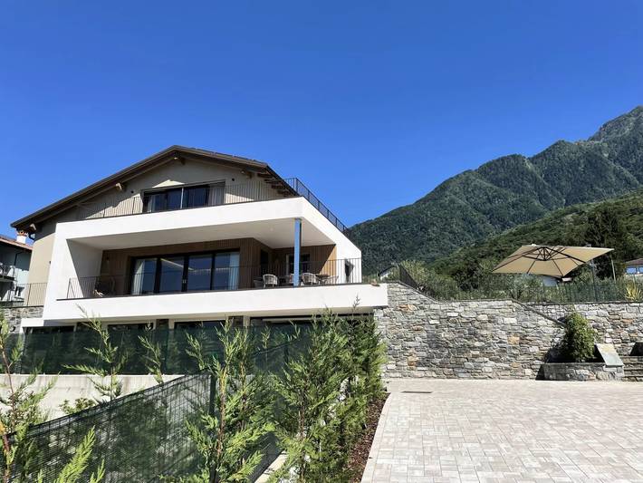 Villa per 8 persone, con idromassaggio e sauna nonché piscina e giardino a Colico