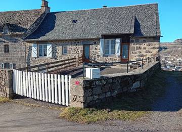 Gîte pour 6 personnes, avec terrasse à Albepierre-Bredons