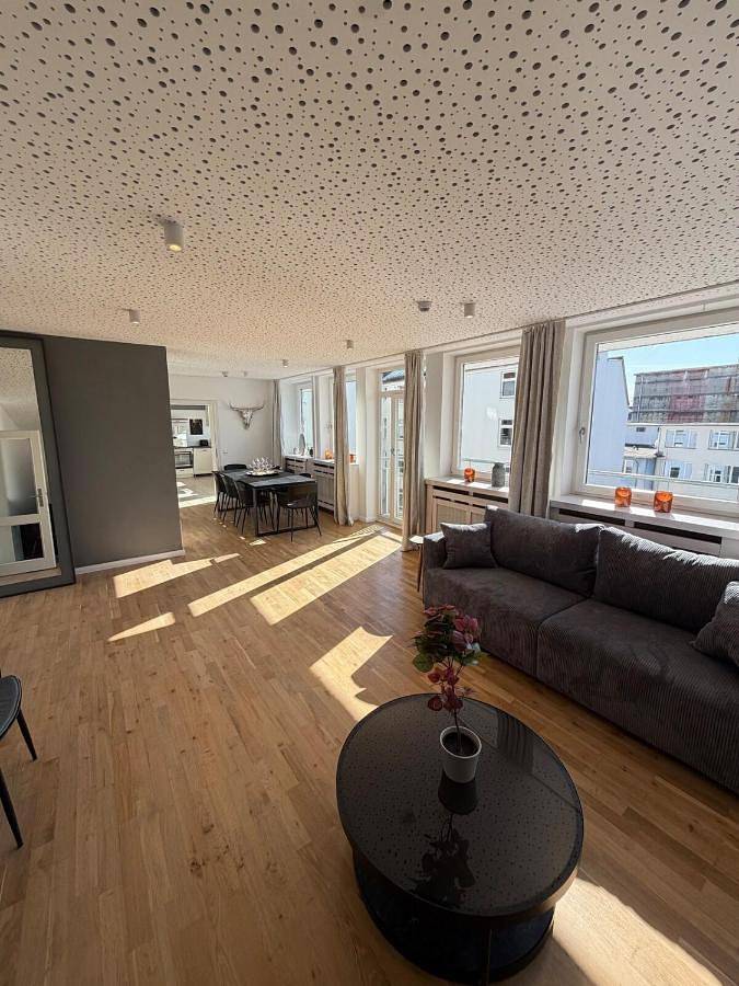 Ferienwohnung für 12 Personen, mit Balkon und Terrasse sowie Ausblick in Winterhude Hamburg