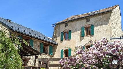 Gîte pour 22 personnes, avec vue sur le lac ainsi que jardin et terrasse à Les Angles