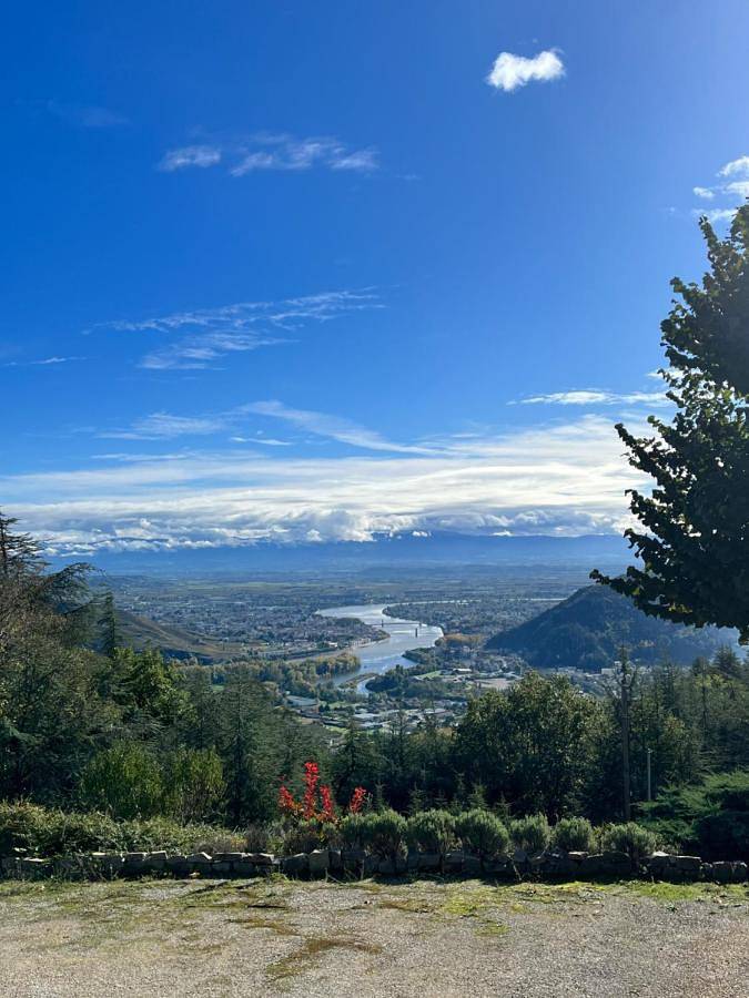 Gîte pour 4 personnes, avec Terrasse ainsi que Piscine et Vue à Saint-Jean-de-Muzols