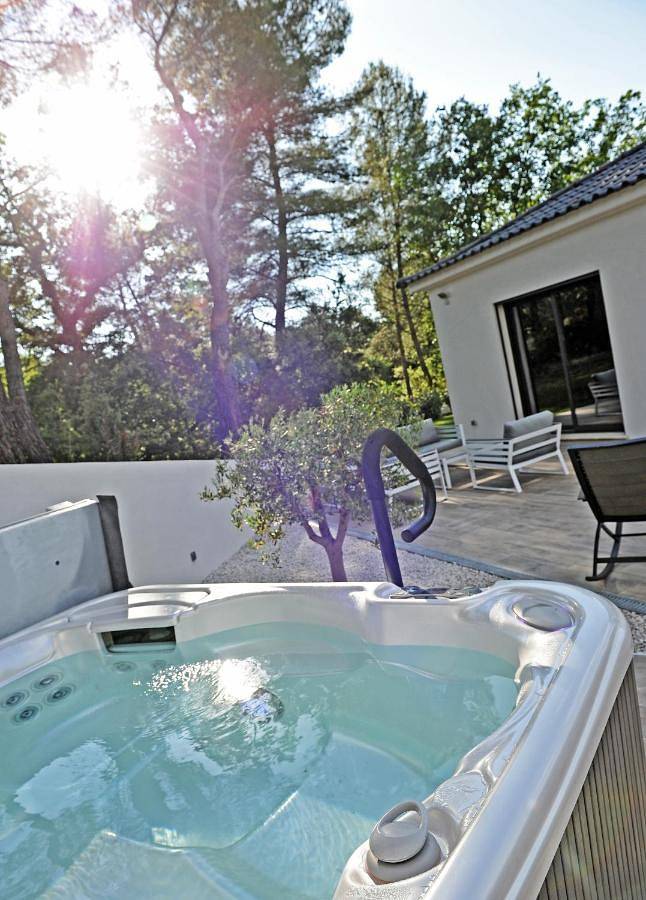 Location de vacances pour 2 personnes, avec jardin ainsi que piscine et jacuzzi à Meyrargues - 4