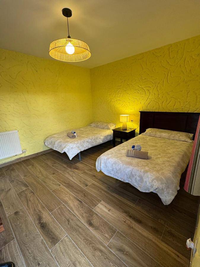 Chalet para 14 personas, con jacuzzi y jardín además de sauna y piscina en Benavente y Los Valles - 3