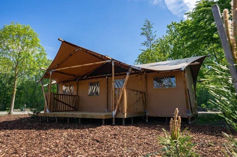 Glamping tent with 3 bedrooms and a terrace in Nordholland
