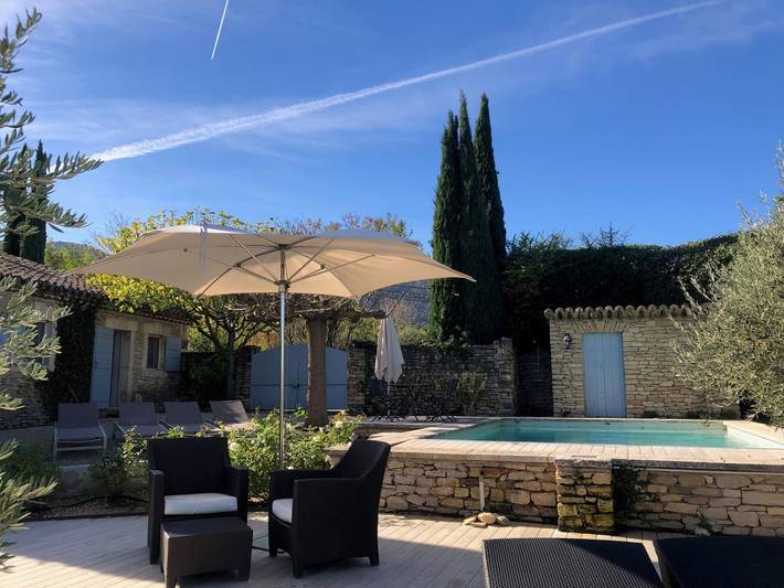 Gîte pour 4 personnes, avec terrasse ainsi que jardin et piscine