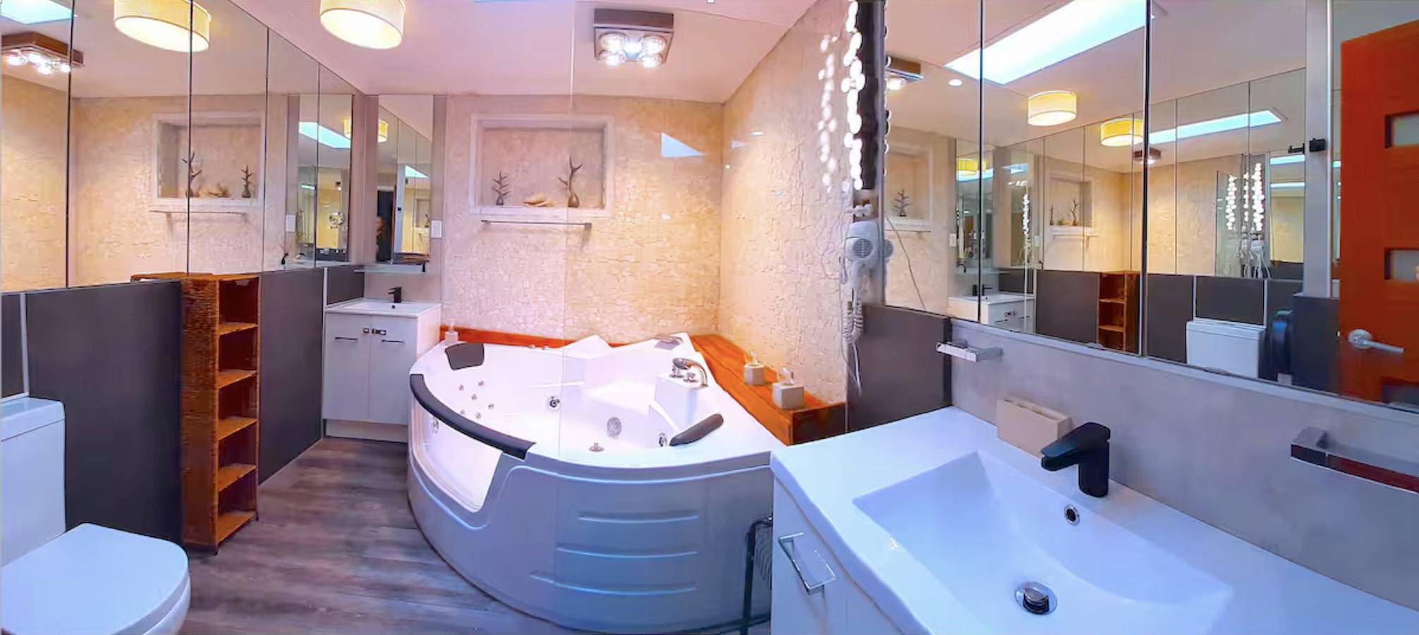 Charming Retreat! at Famous Palm Beach! Outdoor Spa till 8! Walk to Ocean beach! in Sydney, New South Wales