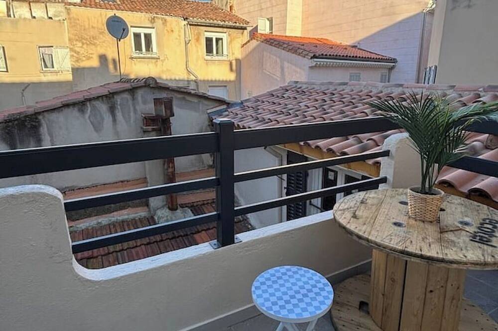 Entire apartment, Nice T2 with balcony hyper center of aubagne in Aubagne, Marseille region