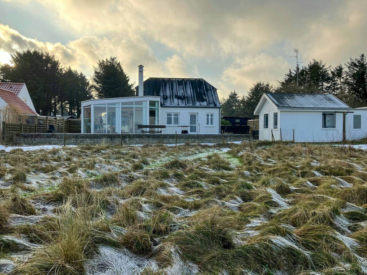 Restauriertes Fischerhaus an der Steilküste in Thy in Hanstholm, Dänemark an der Nordsee