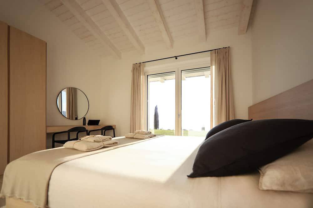 Stunning new villa with beautiful lake view in Bardolino, Montagnes autour du lac de Garde
