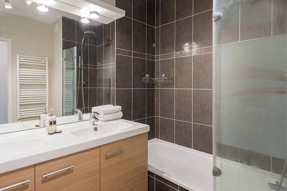 Appartement entier, ⭐️ Chez Léon - Métro, Bus, Garage Double, 6 Personnes⭐️ in Villeurbanne, Lyon et ses environs