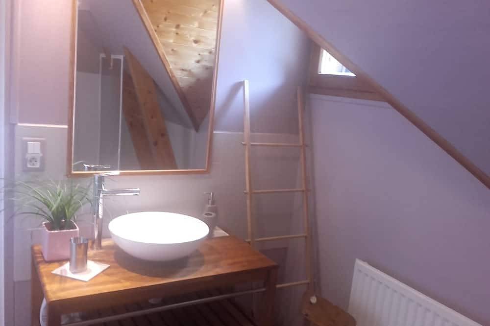 The \"Eterlou\" house-Chalet 4 km from the \"Super Lioran\" ski resort in Saint-Jacques-des-Blats, Aurillac region